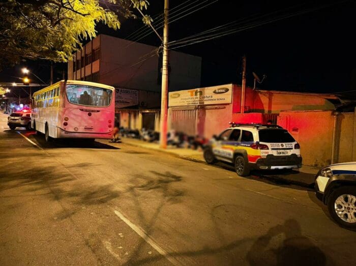 Drogas são apreendidas em micro-ônibus fretado para festa "rave"