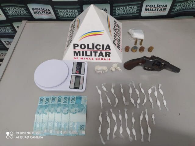 Entrega drogas a usuários na porta de residência e é preso