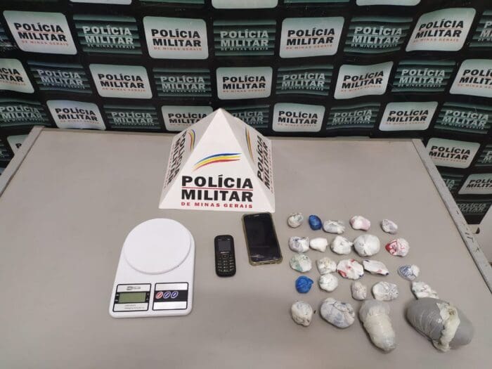 PM apreende 24 buchas de maconha e balança de precisão com detento do regime semiaberto