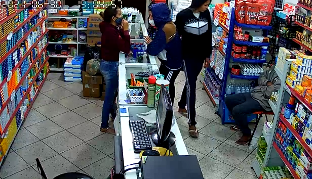 Dupla assalta farmácia no bairro Ponte Funda em Divinópolis; veja vídeo