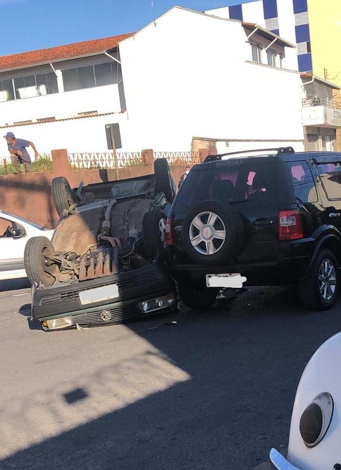 Acidente entre três veículos deixa 3 feridos em Itaúna