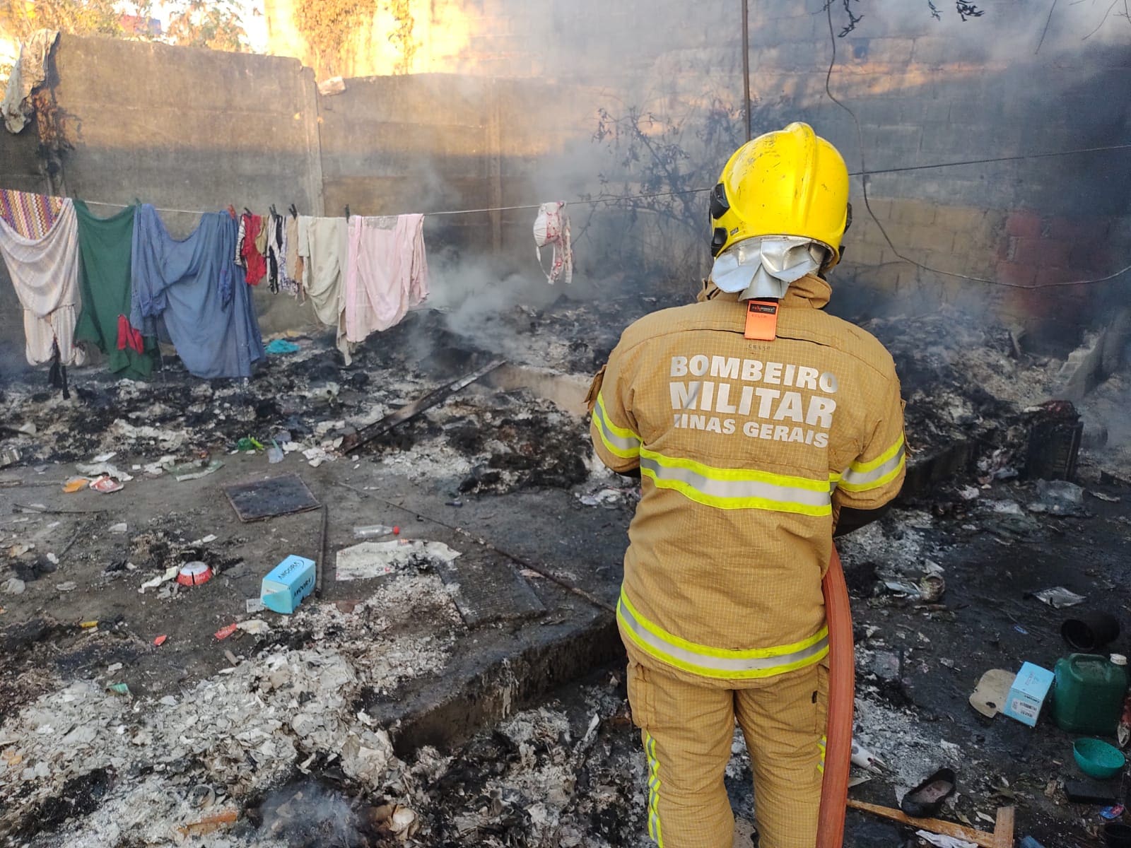 Incêndio destrói casa invadida por moradores de rua