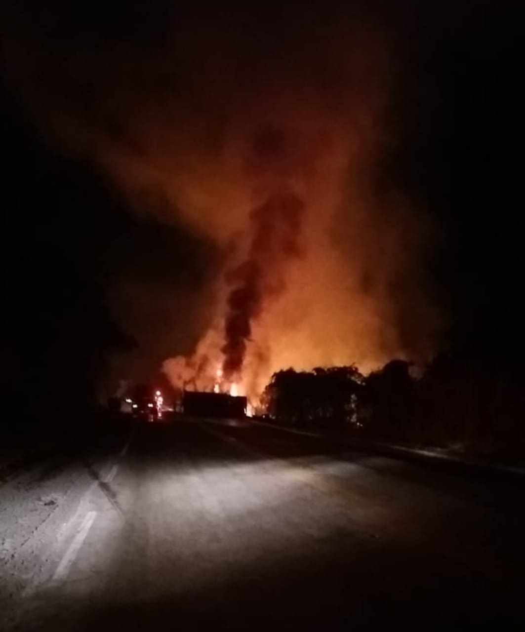 Acidente grave é registrado em Itaúna, dois óbitos e veículos em chamas