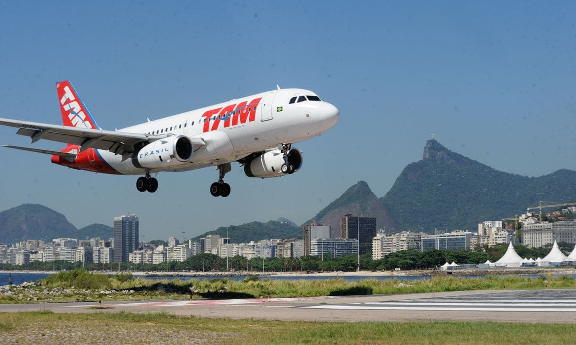 Planejou viajar de avião? Pilotos e comissários farão greve a partir do dia 29