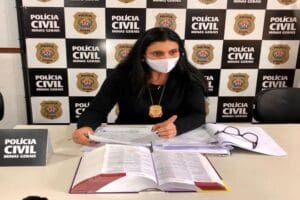 Dentista de 34 anos, &eacute; indiciado pela pr&aacute;tica de sete crimes de importuna&ccedil;&atilde;o sexual e de dois crimes de satisfa&ccedil;&atilde;o de lasc&iacute;via mediante presen&ccedil;a de crian&ccedil;a e adolescente menor