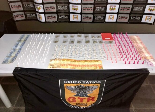 PMR apreende 194 pinos de cocaína e mais de 100 PMR apreende 194 pinos de cocaína e mais de 100 pedras de crack de crack