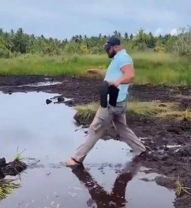 Turista tenta pegar atalho e afunda na lama. Veja o vídeo