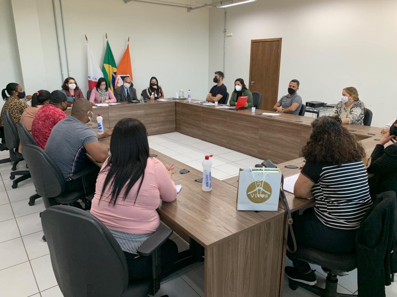 Representantes da comunidade escolar do bairro Santa Lúcia se reuniram com a prefeitura por Cmei Rafael Nunes