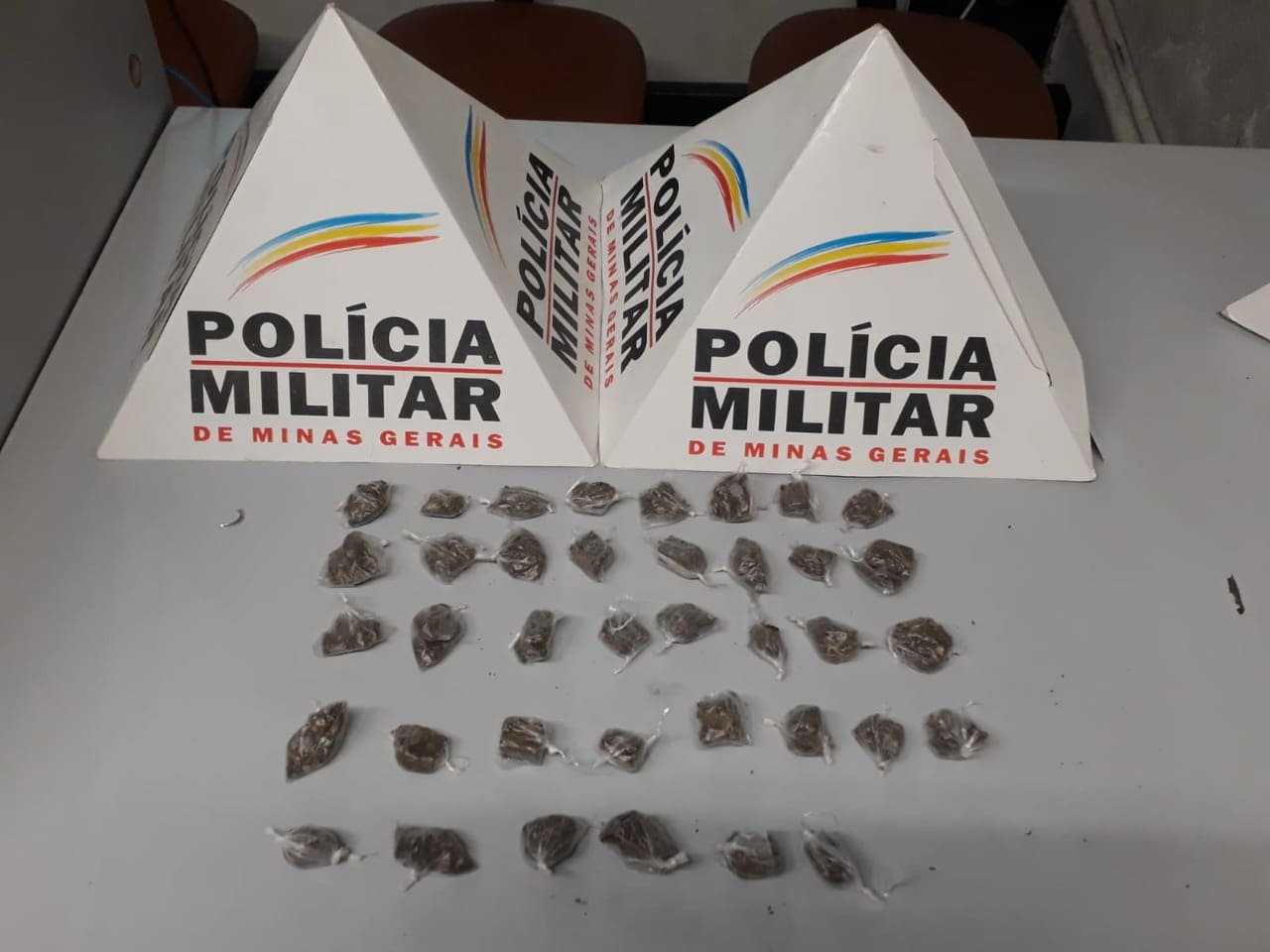 Polícia Militar prende suspeita por tráfico de drogas no Beco da Cerâmica em Divinópolis