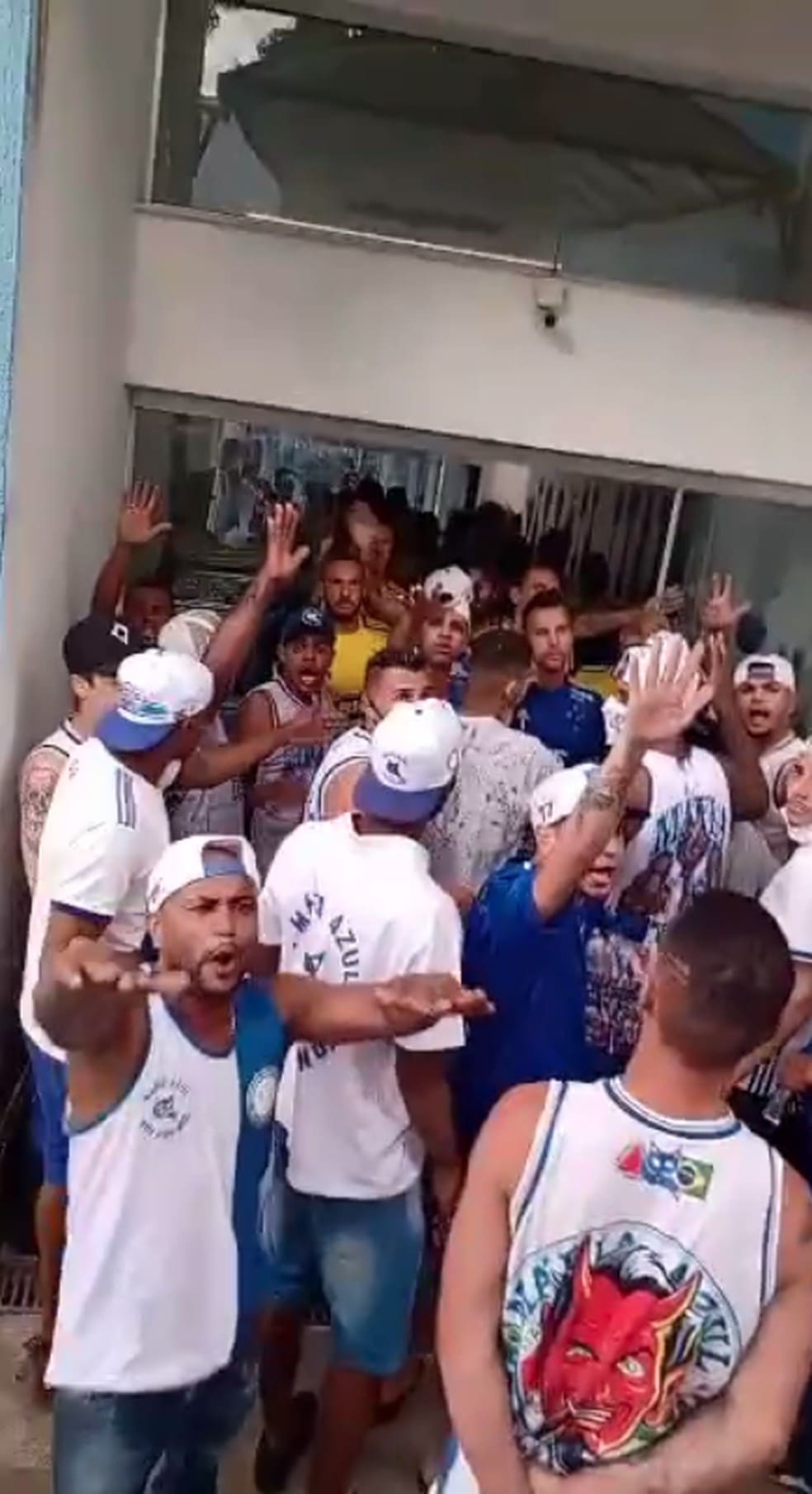 Torcida organizada invadiu a Toca da Raposa do Cruzeiro.