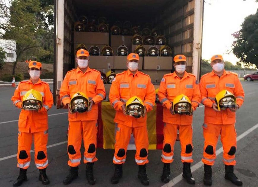 Deputados entregam 950 capacetes de combate a incêndio urbano para o Corpo de Bombeiros