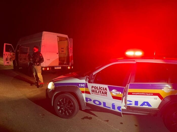 Após perseguição, PM apreende van de carga furtada e prende um dos acusados