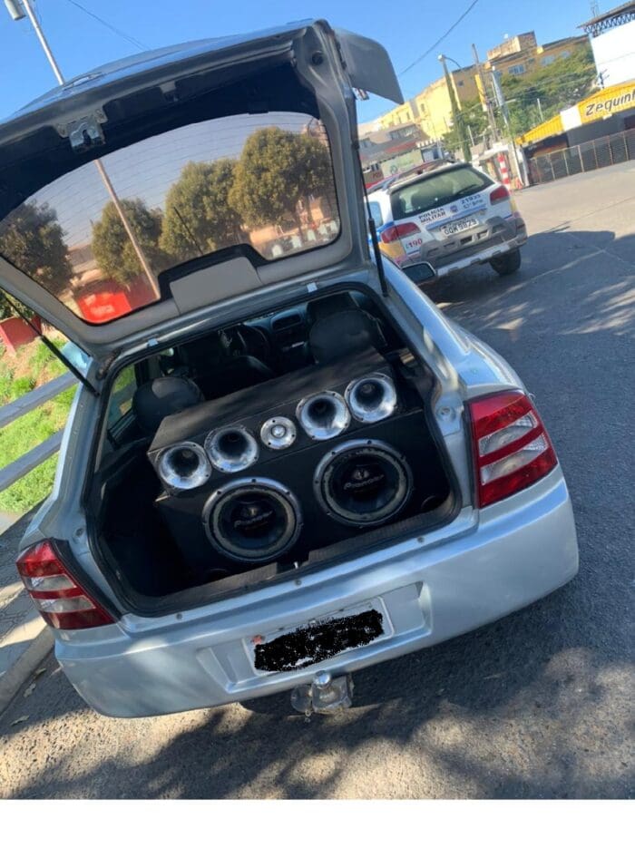 Som alto causa perturbação do sossego e veículos são apreendidos