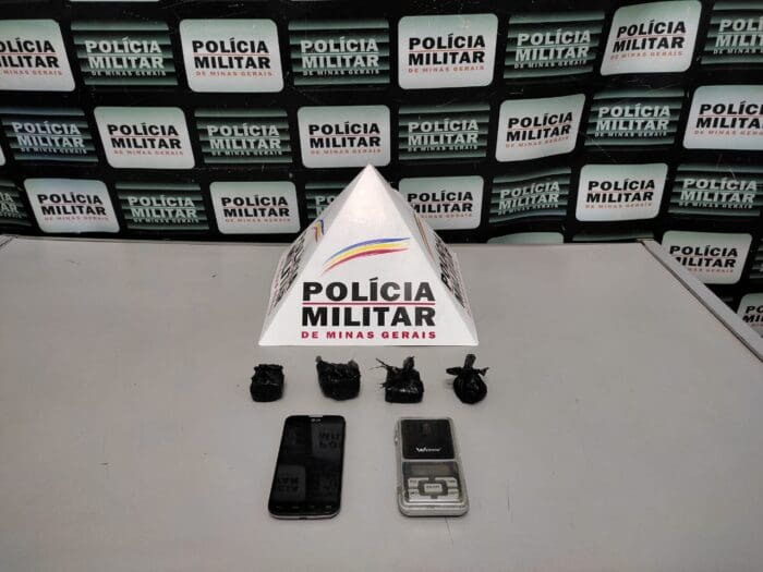 Pará de Minas: através de denúncias, PM prende autor com tabletes de maconha e balança de precisão
