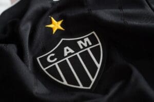 Galo vence o Flamengo com show de Hulk e leva vantagem do empate para o Rio