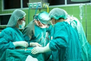 Homem baleado no peito em Formiga est&aacute; entubado e possivelmente passar&aacute; por cirurgia
