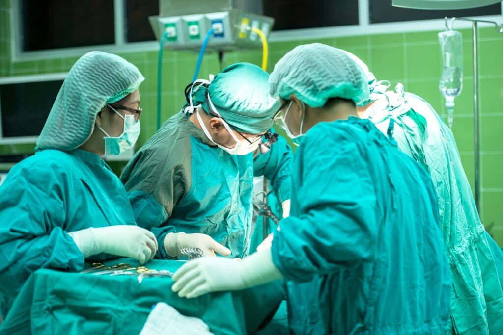 Homem baleado no peito em Formiga está entubado e possivelmente passará por cirurgia
