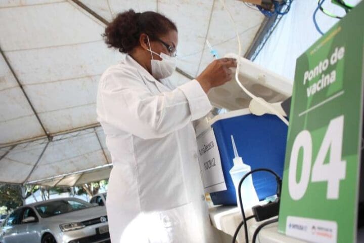 Pessoas com segunda dose de AstraZeneca atrasadas poderão se vacinar neste sábado