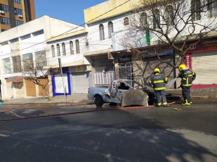 Corpo de Bombeiros combate incêndio em caminhonete no centro de Divinópolis