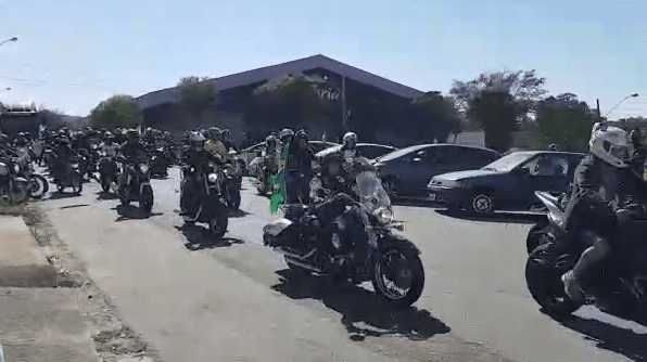 Apoiadores do presidente realizam carreata e motociata em Divinópolis; veja vídeos