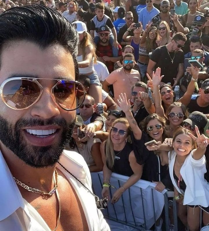 Em gravação de DVD, Gusttavo Lima chora, se joga no chão e se declara a Andressa Suita