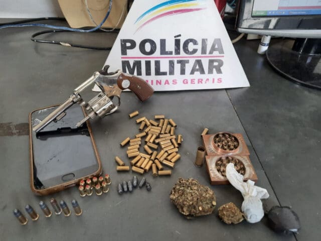 PM aborda homem e localiza arma de fogo, munições e drogas