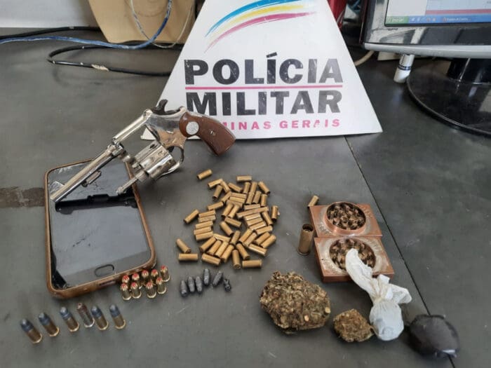 PM aborda homem e localiza arma de fogo, munições e drogas