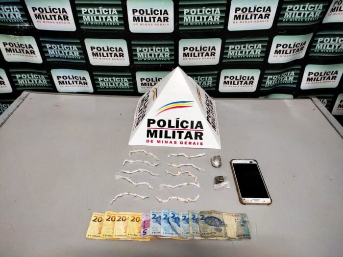 PM apreende maconha e 50 pedras de crack com adolescente