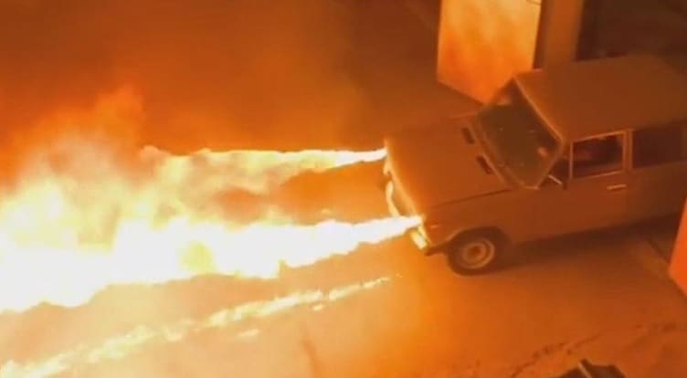 Mecânico cria carro capaz de cuspir jato de fogo