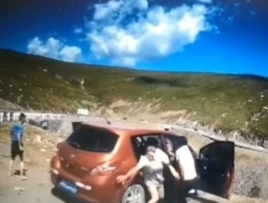 Vídeo mostra momento em que família pula de carro antes do veiculo cair no penhasco