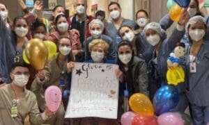 Gl&oacute;ria Menezes recebe alta hospitalar sob homenagens dos funcion&aacute;rios