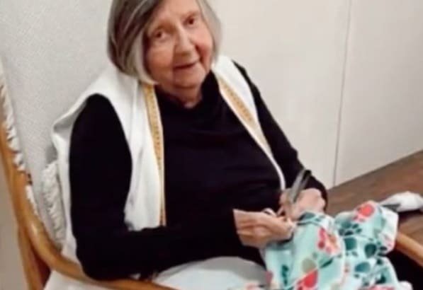 Idosa de 93 anos faz casacos para doar a crianças hospitalizadas