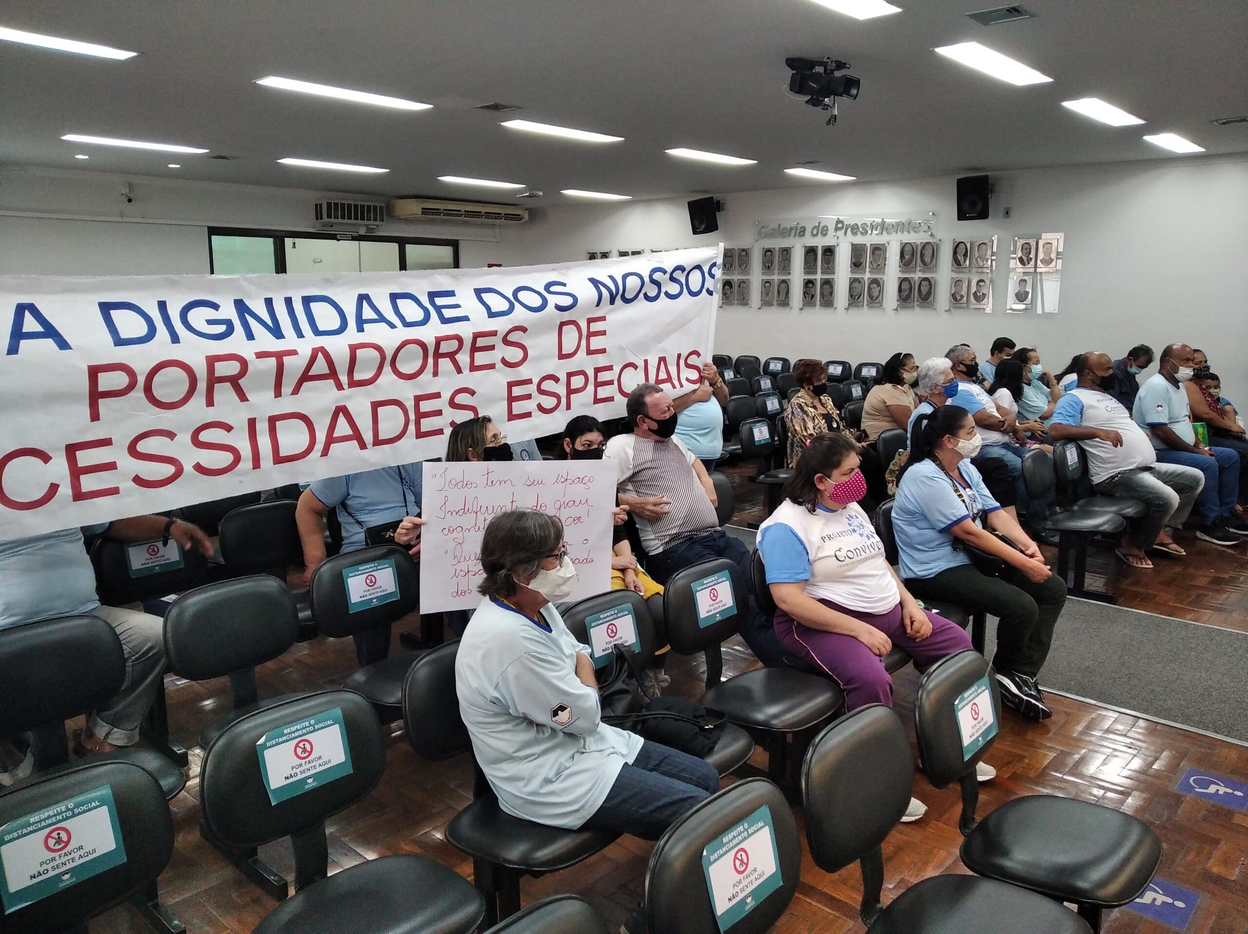 Membros do centro de convivência Salviano Avelar busca socorro na camara municipal