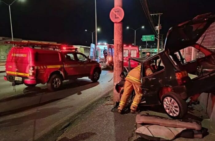 Motorista sem CNH bate carro em poste após voltar de festa em BH