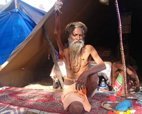 Indiano vive há 50 anos com braço levantado para exaltar fé e pedir paz mundial