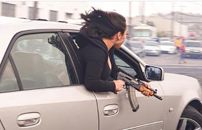 Policia apreende carro após mulher exibir fuzil AK-47 em foto na internet