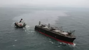 Navio com bandeira do Panam&aacute; se parte em dois no norte do Jap&atilde;o