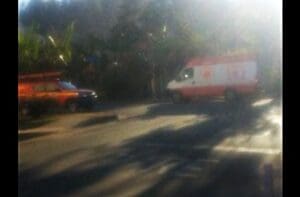 Carro cai em barranco as margens do Rio S&atilde;o Jo&atilde;o em Ita&uacute;na