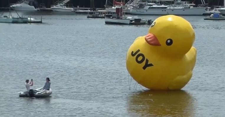 Pato inflável gigante aparece na praia e encanta turistas