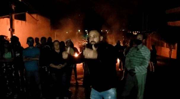 Moradores do Bairro Santa Lúcia protesta por falta de energia ateiam fogo em pneus e fecham via pública
