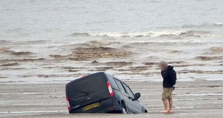 Turista desrespeita aviso de perigo e assisti carro afundar na areia e ser engolido pelo mar