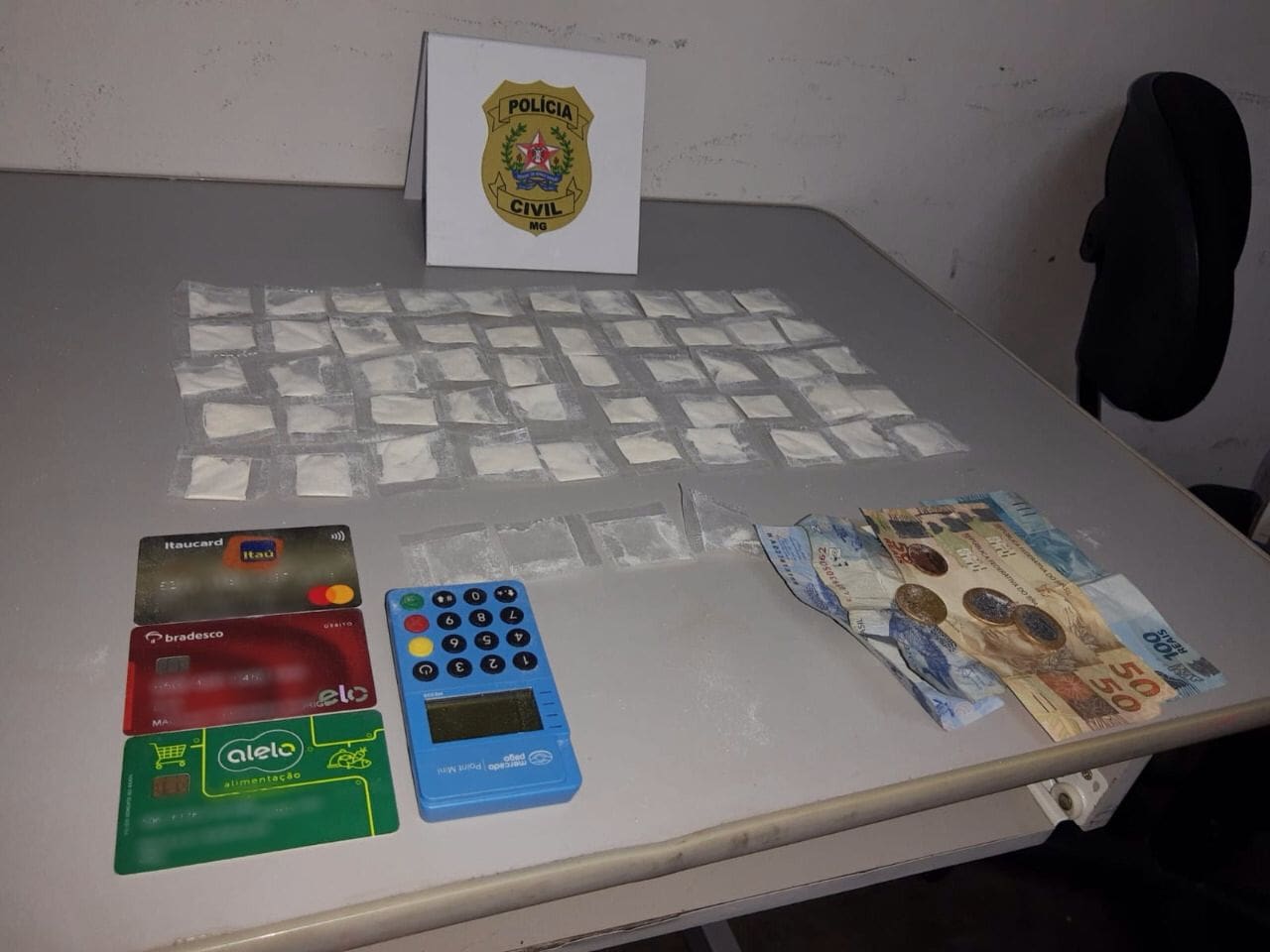Homem é preso com cerca de 50 papelotes de cocaína em loja de celular