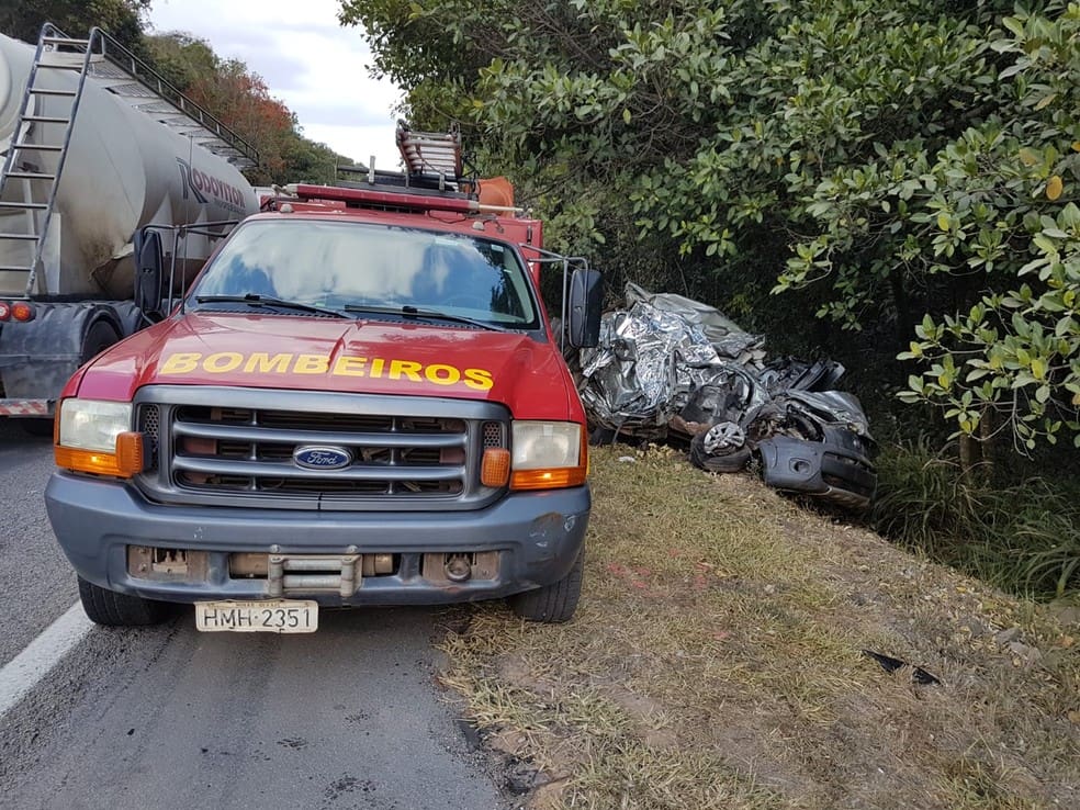 Mulher morre em acidente entre carro e caminhão na MG-050