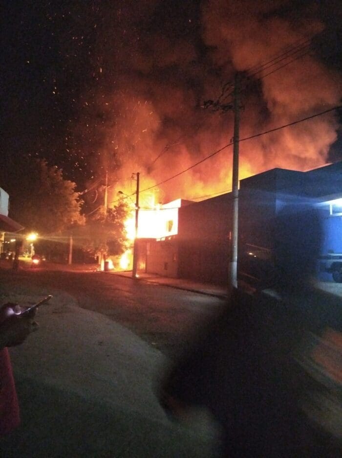 Bombeiros combatem incêndio em fábrica de componentes de calçados em Nova Serrana