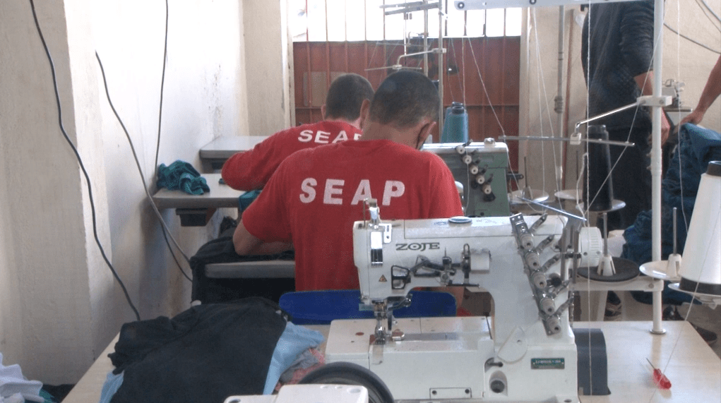 Presos trabalham na confecção de roupas no Presídio de Divinópolis