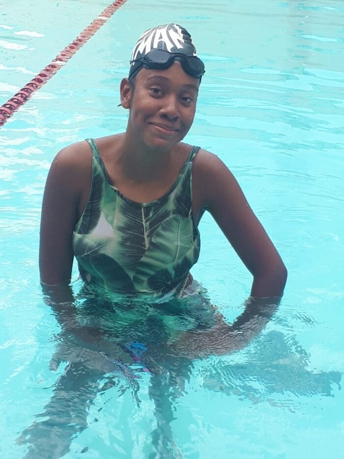 Divinópolis estreia na maratona aquática com a nadadora da equipe Quero Nadar