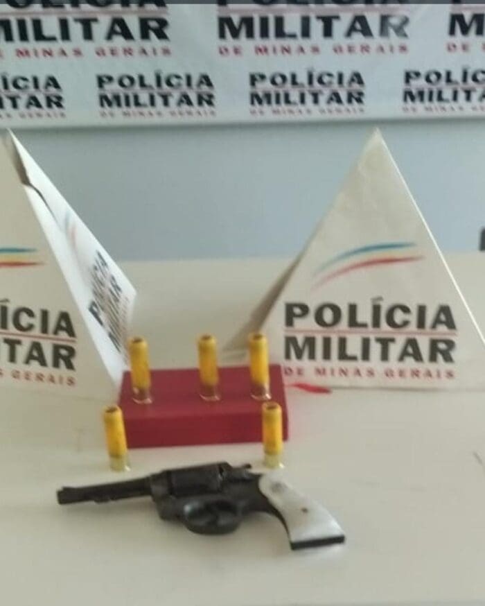 Pai e filho são presos com arma, munições e veículo adulterado