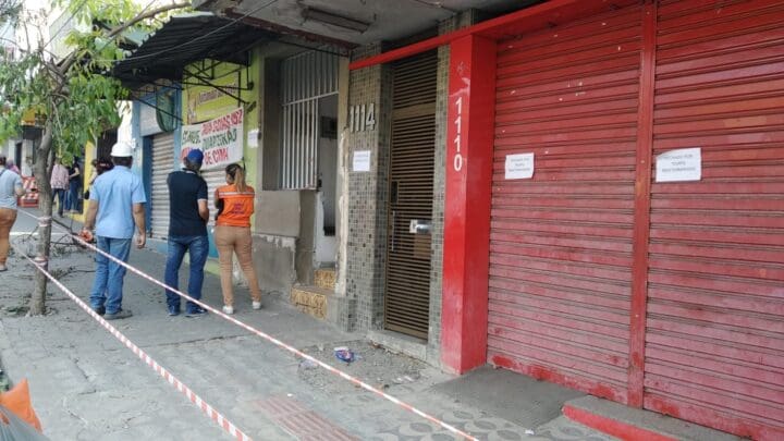 Com risco de desabamento, prédio é interditado pela Defesa Civil no centro de Divinópolis; confira fotos