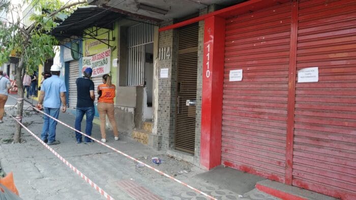 Com risco de desabamento, prédio é interditado pela Defesa Civil no centro de Divinópolis; confira fotos