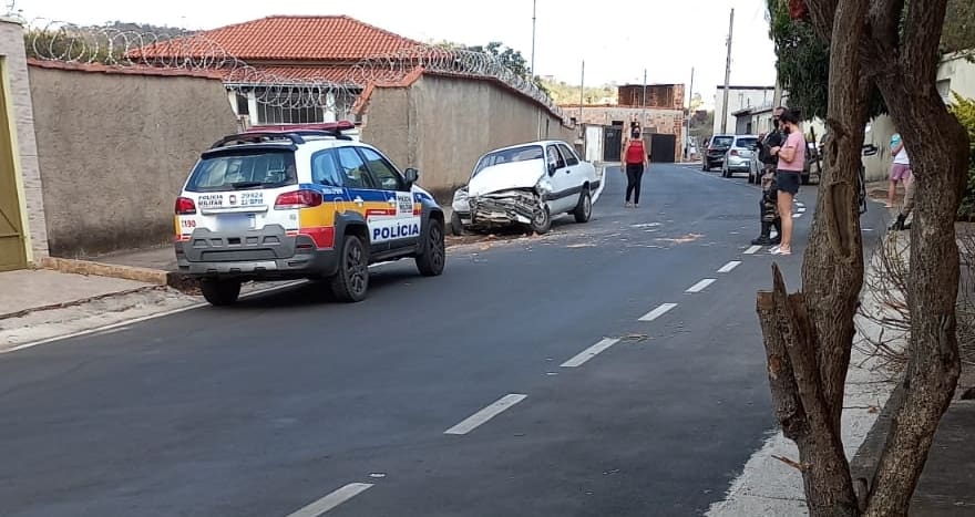 Itaúna: Mulher rouba carro e bate em muro durante tentativa de fuga